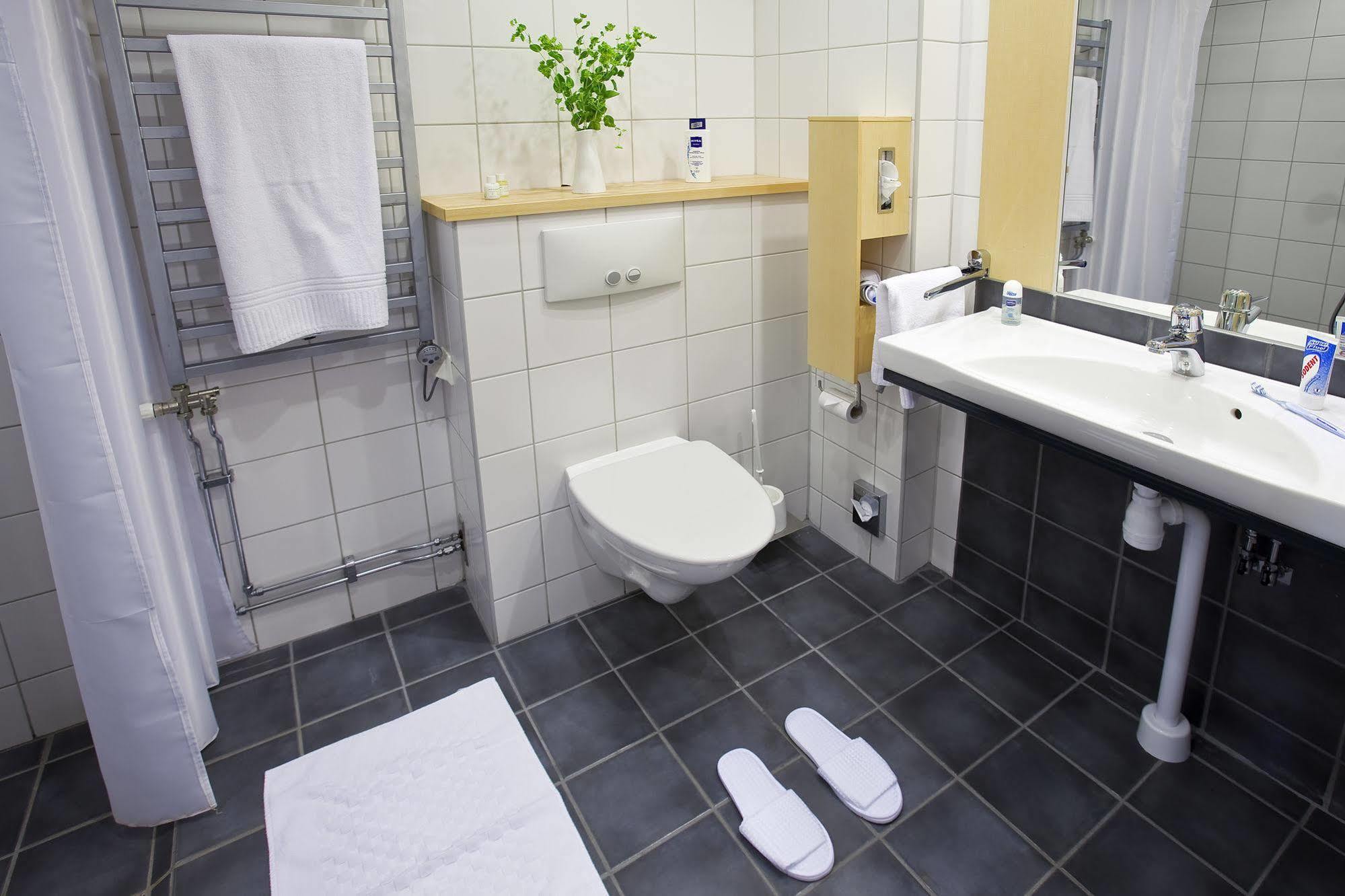 Djuroenaeset Hotell & Konferens Djurhamn Zewnętrze zdjęcie